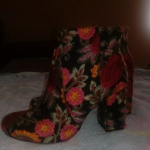 COPY - Mia embroided floral boots